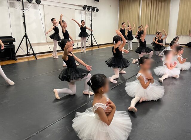 KIDS BALLET CLASS / Emi