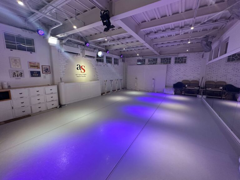 スタジオ内観　パーライト使用時　/ art space SARA Dance Studio